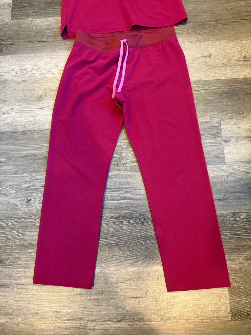 Figs Magenta 2 Pocket Scrub Top and Bottoms Size Large - Picture 3 of 6